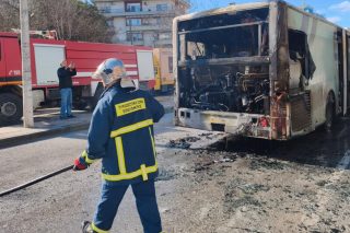 Πάμε… κι όπου καεί το λεωφορείο